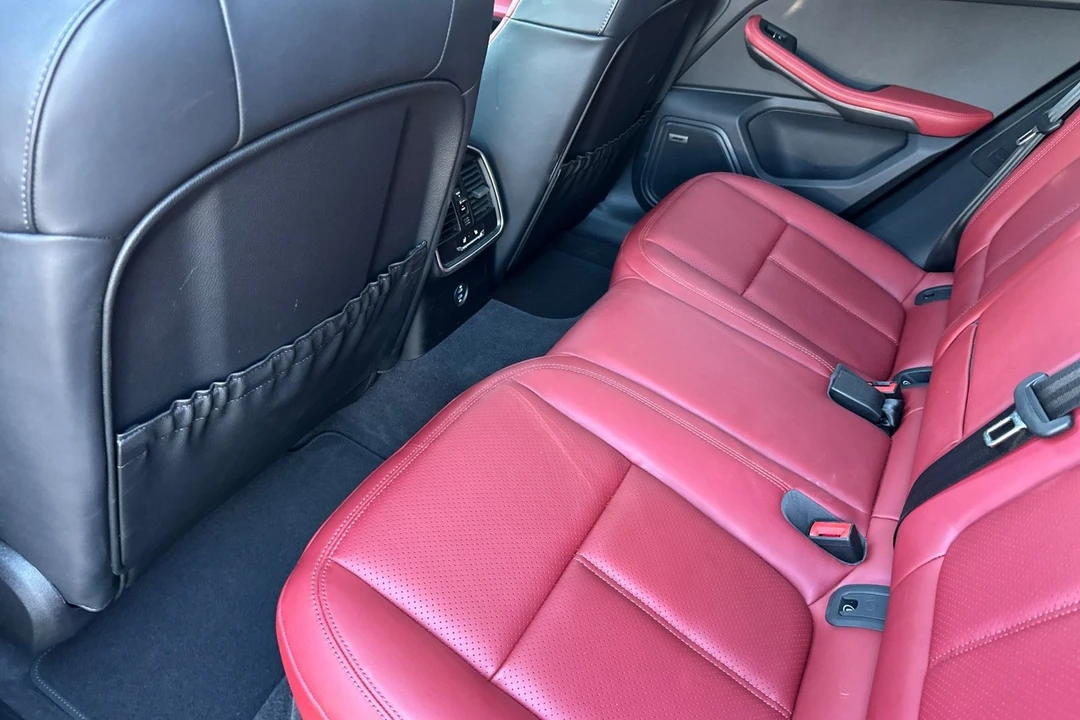 2025 Porsche Macan - Image 15 of 21