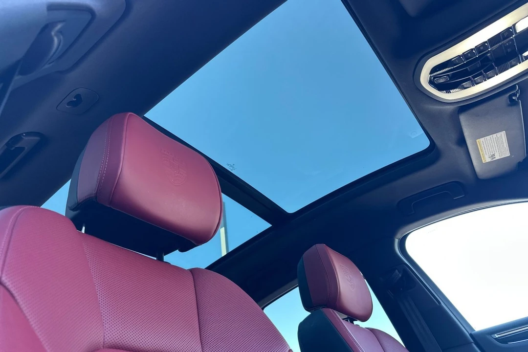 2025 Porsche Macan - Image 19 of 21