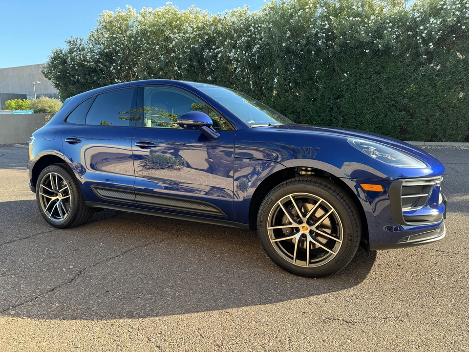 2025 Porsche Macan - Image 16 of 31
