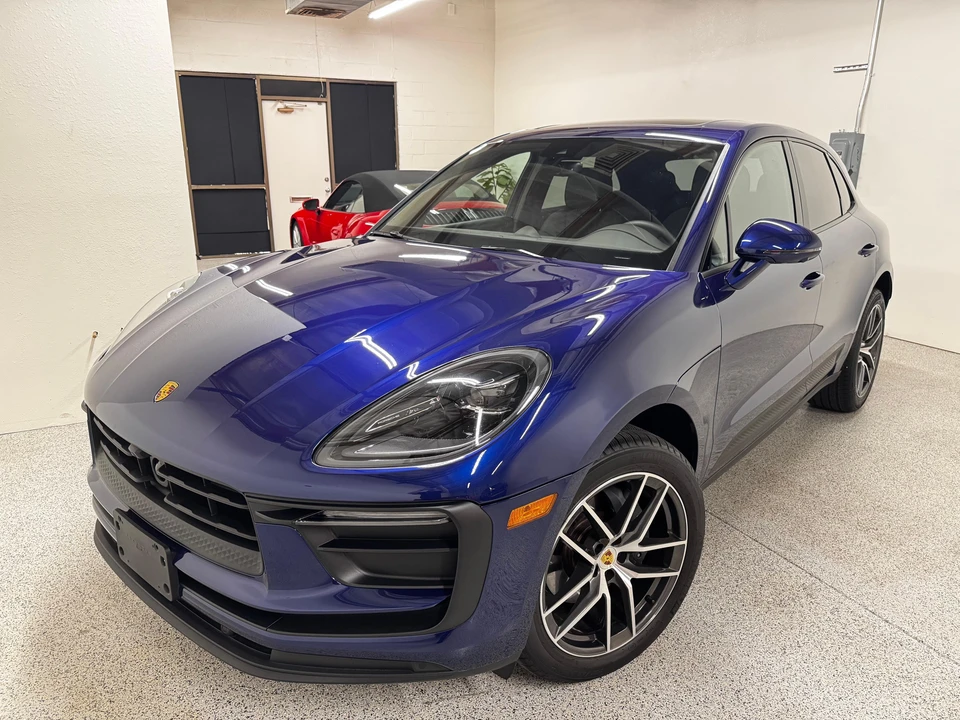 2025 Porsche Macan - Image 28 of 31
