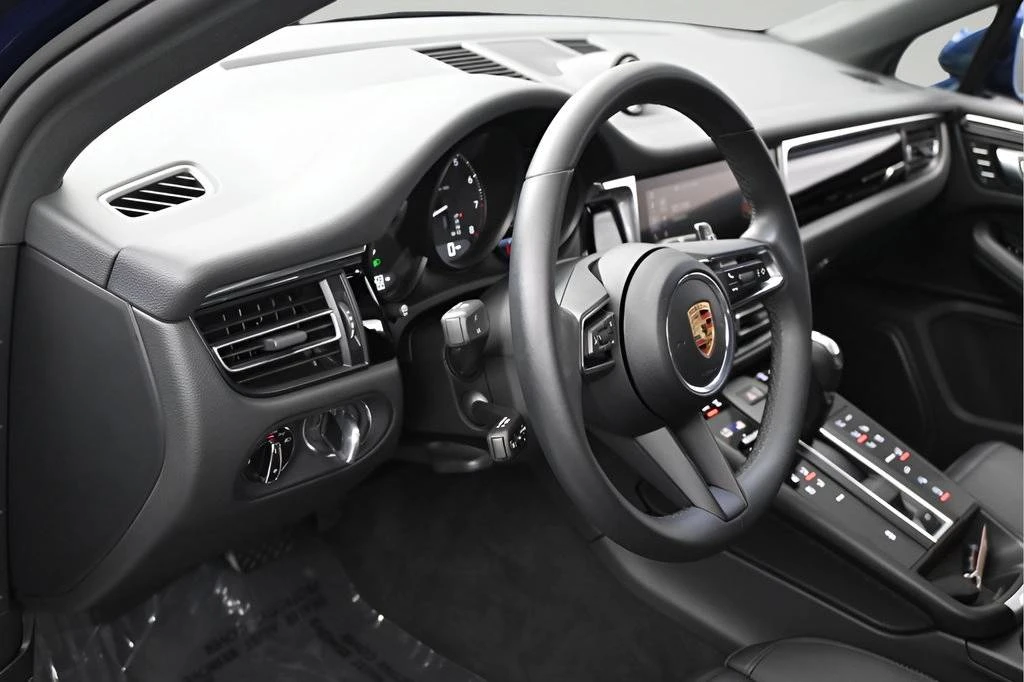 2025 Porsche Macan - Image 4 of 5