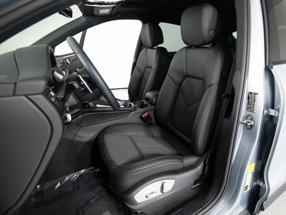 2025 Porsche Macan - Image 5 of 5