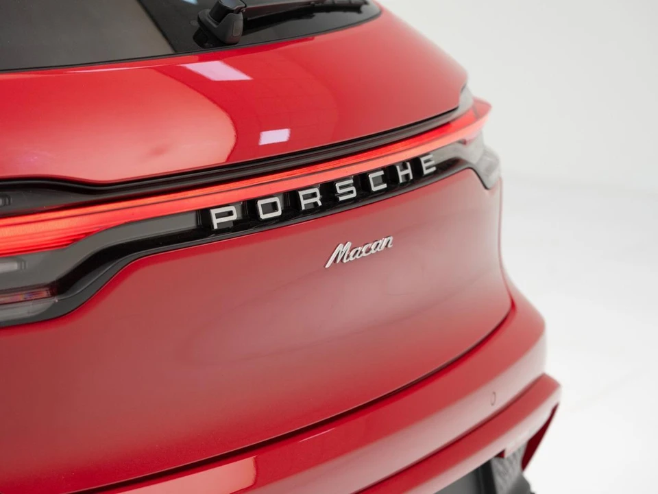 2025 Porsche Macan - Image 14 of 31