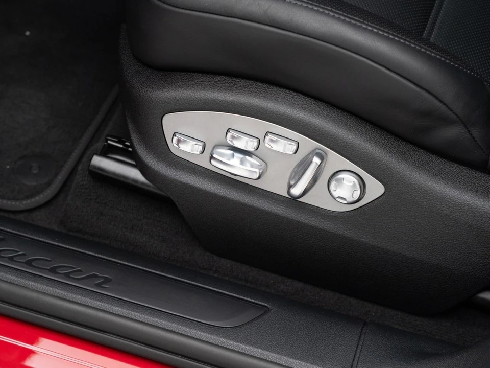 2025 Porsche Macan - Image 16 of 31