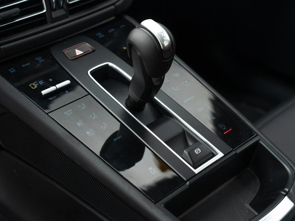 2025 Porsche Macan - Image 27 of 31