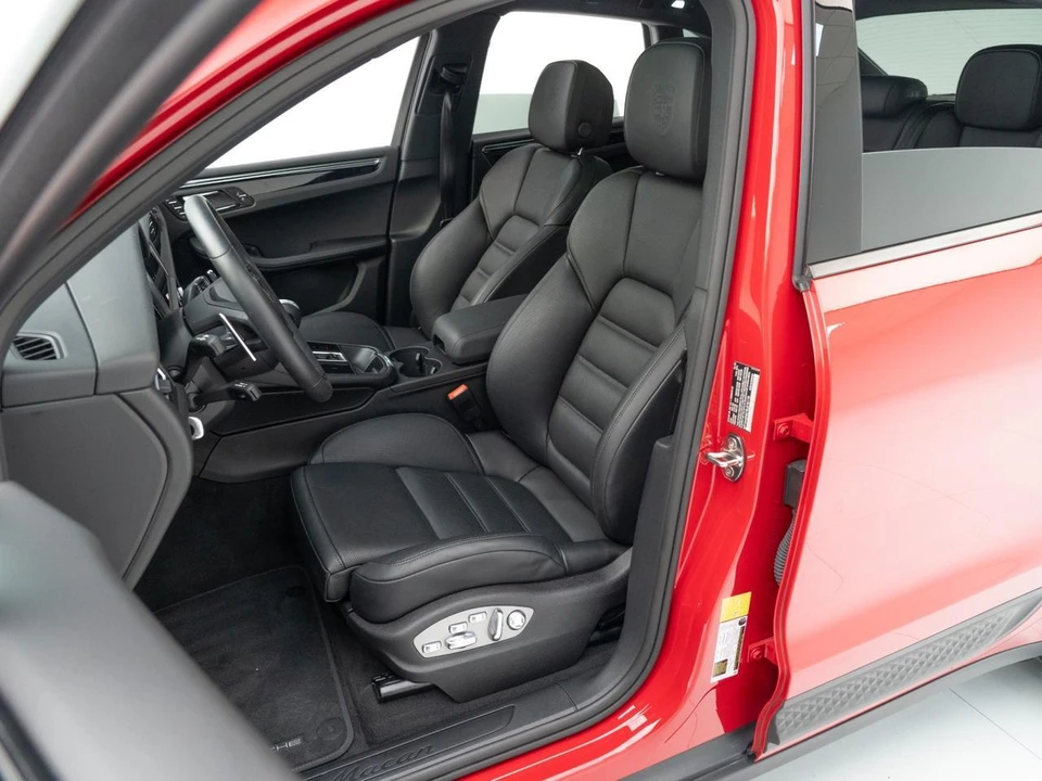 2025 Porsche Macan - Image 6 of 31