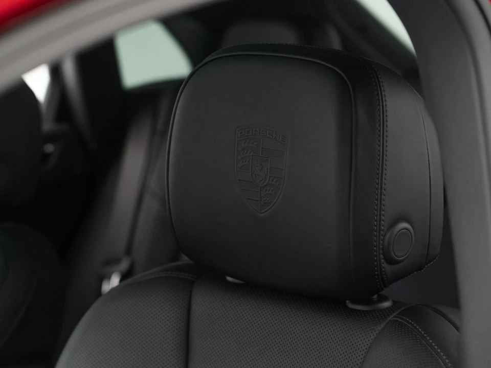 2025 Porsche Macan - Image 19 of 31