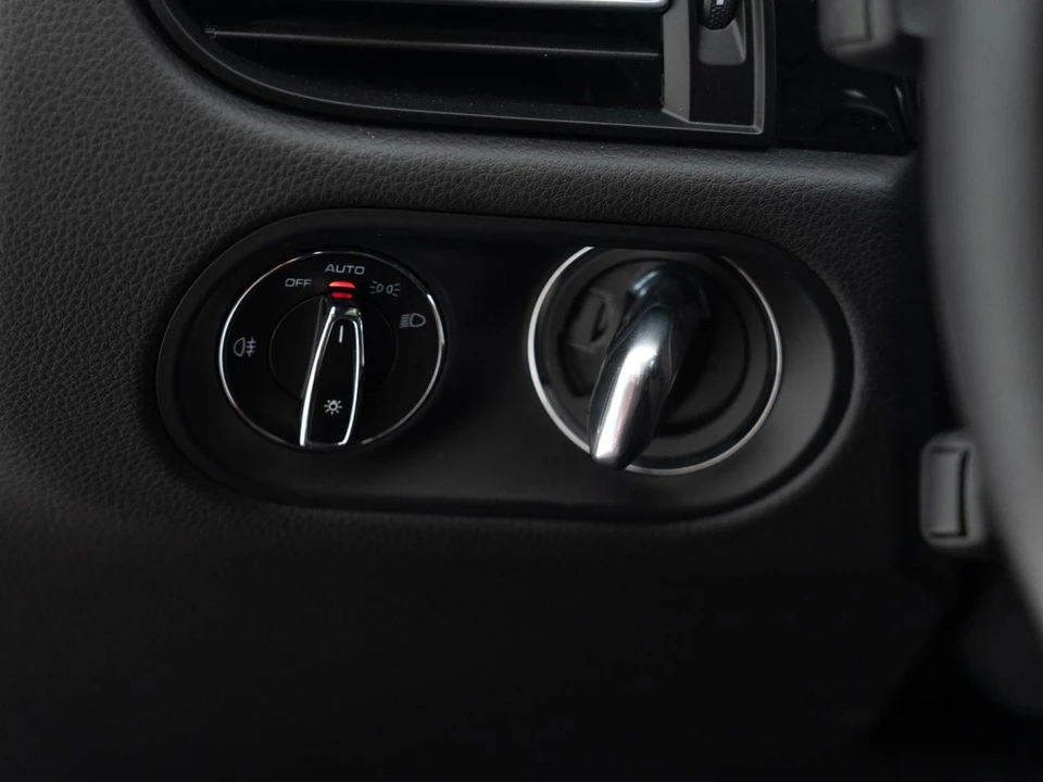 2025 Porsche Macan - Image 28 of 31