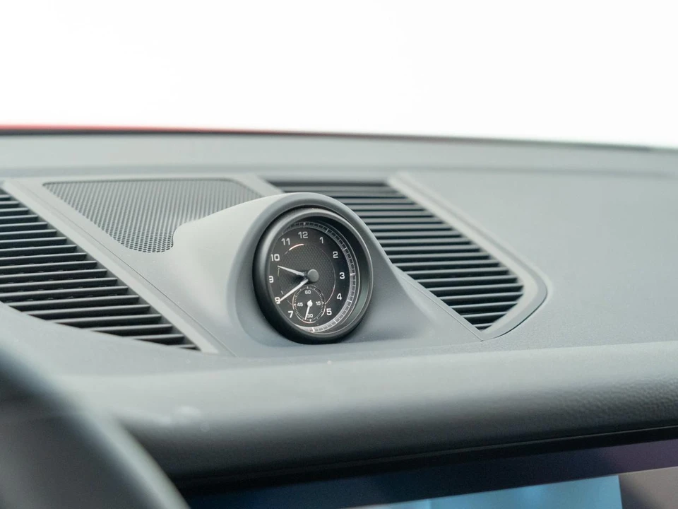 2025 Porsche Macan - Image 25 of 31