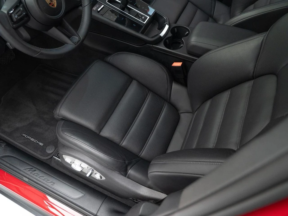2025 Porsche Macan - Image 17 of 31