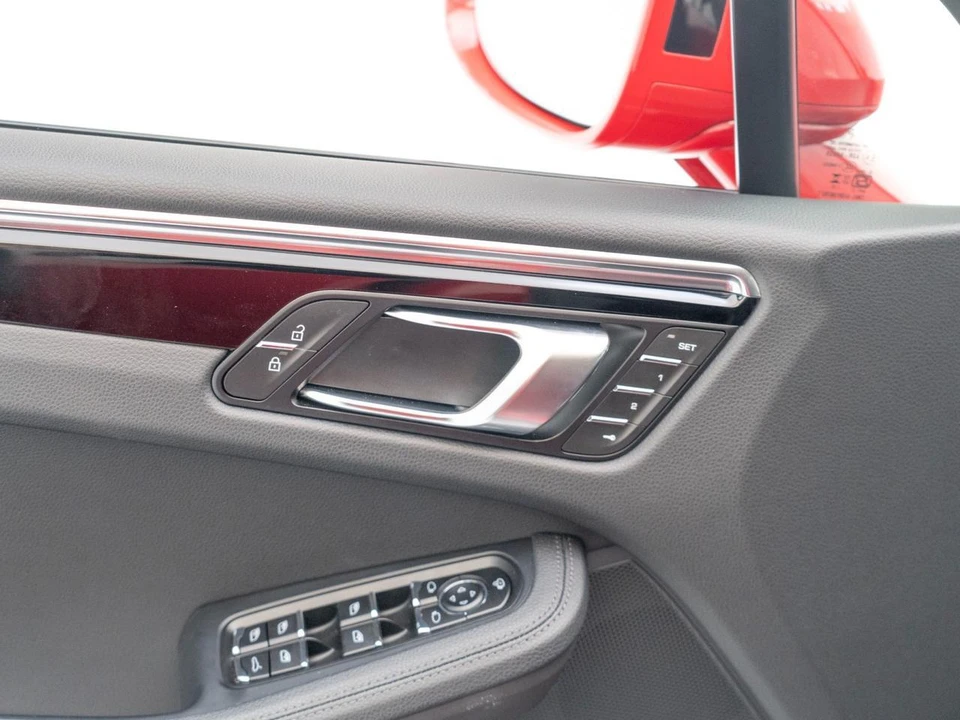 2025 Porsche Macan - Image 22 of 31