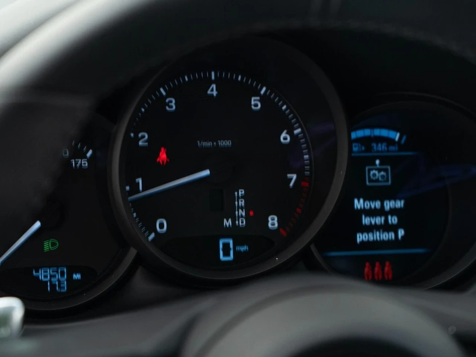 2025 Porsche Macan - Image 24 of 31