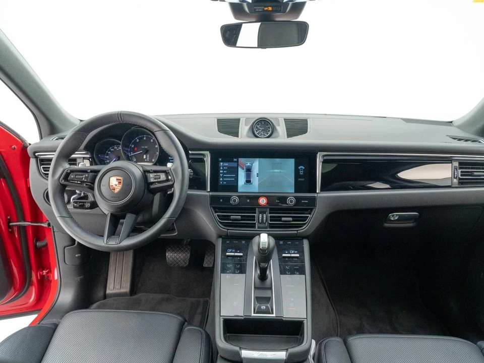 2025 Porsche Macan - Image 30 of 31