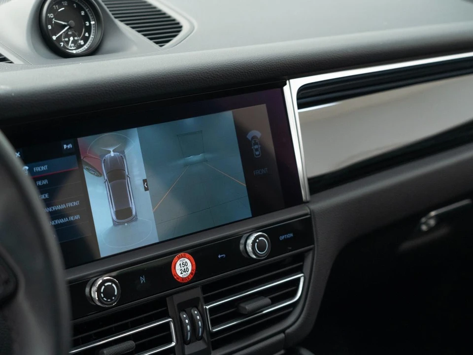 2025 Porsche Macan - Image 26 of 31