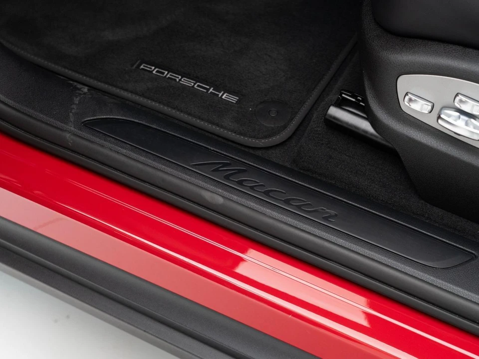 2025 Porsche Macan - Image 15 of 31