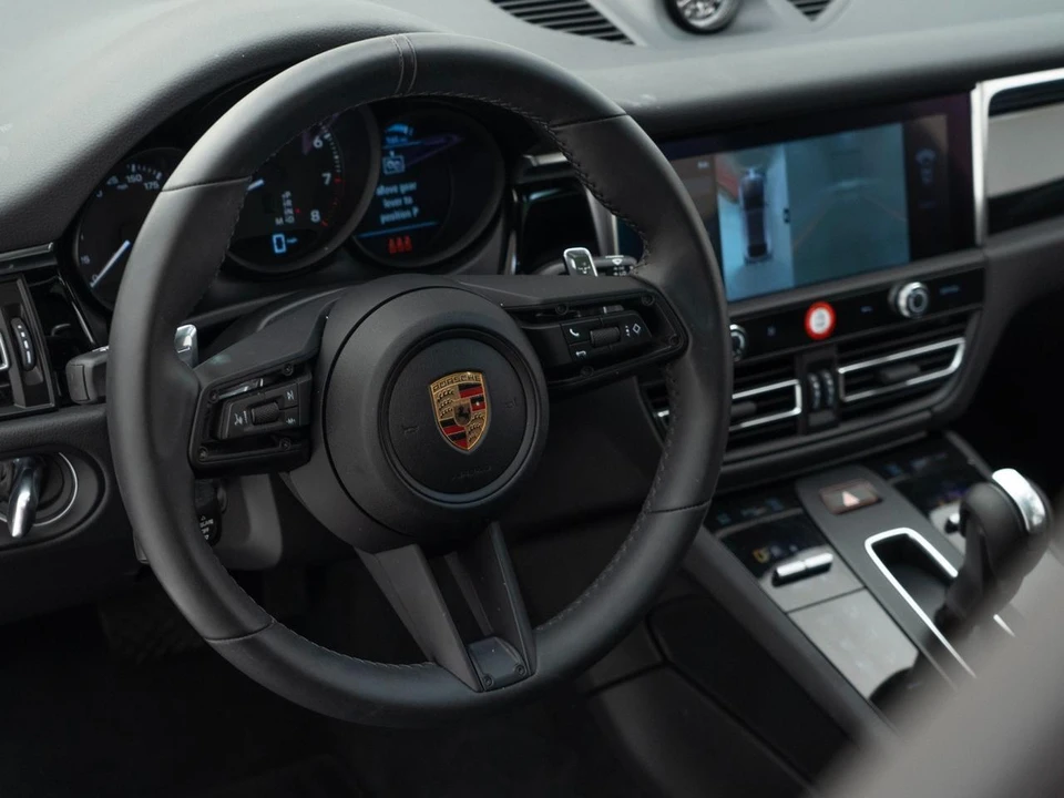 2025 Porsche Macan - Image 20 of 31