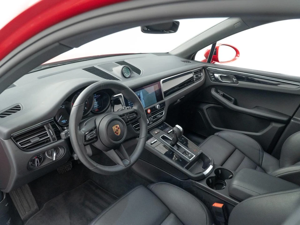 2025 Porsche Macan - Image 5 of 31