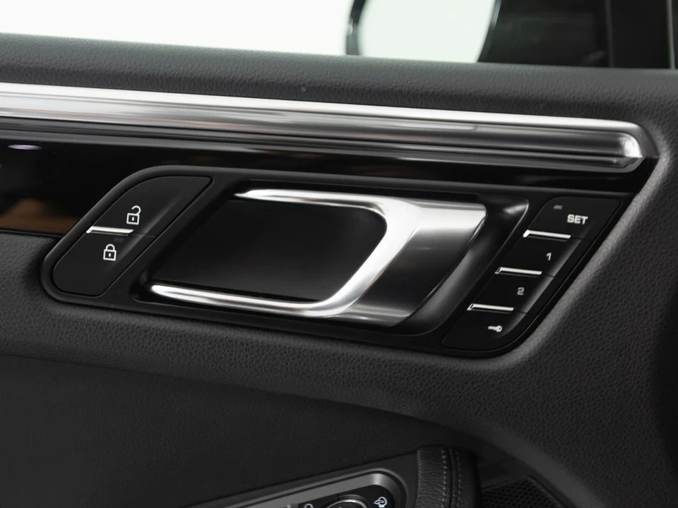 2025 Porsche Macan - Image 14 of 21