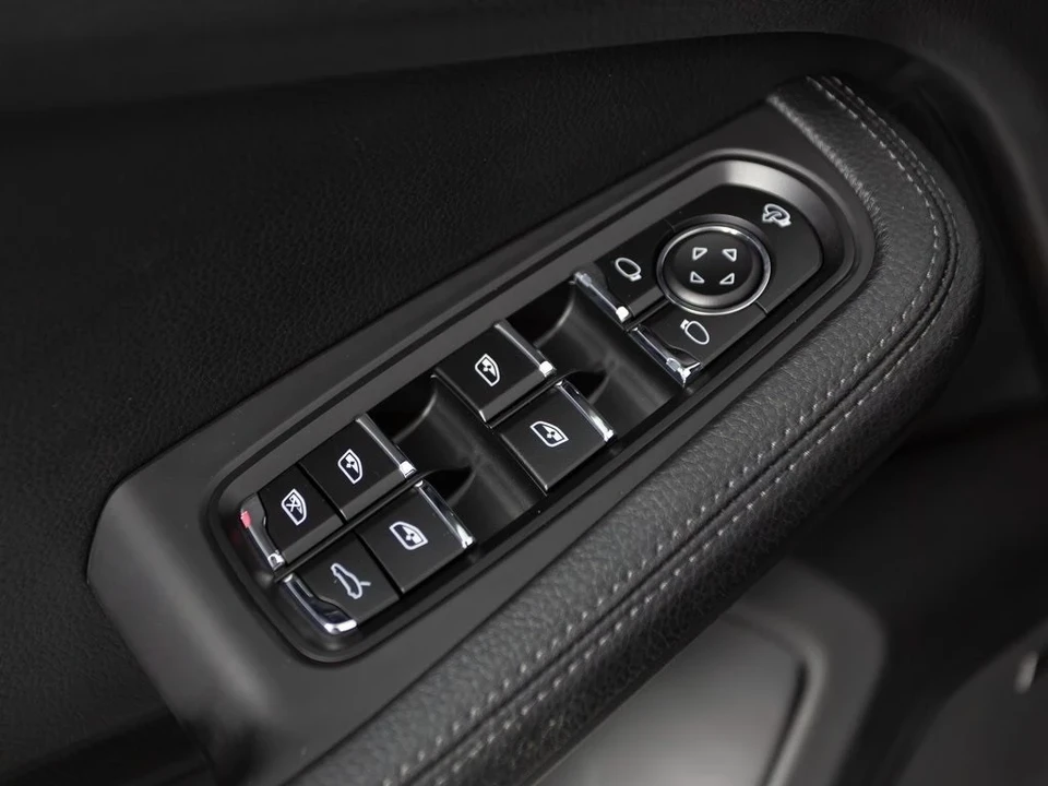 2025 Porsche Macan - Image 15 of 21