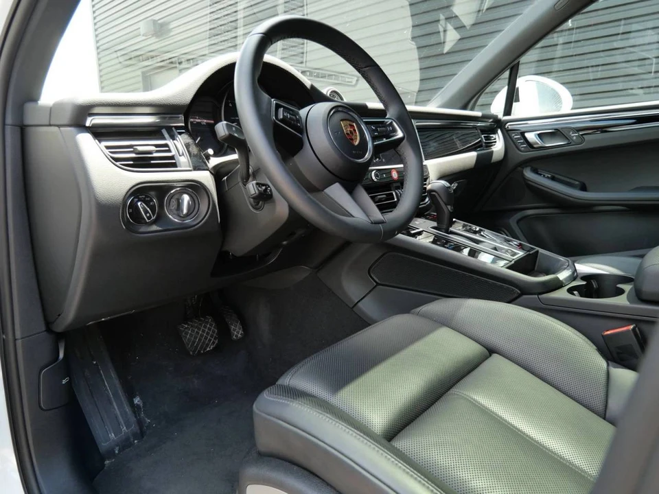 2025 Porsche Macan Electric - Image 4 of 5