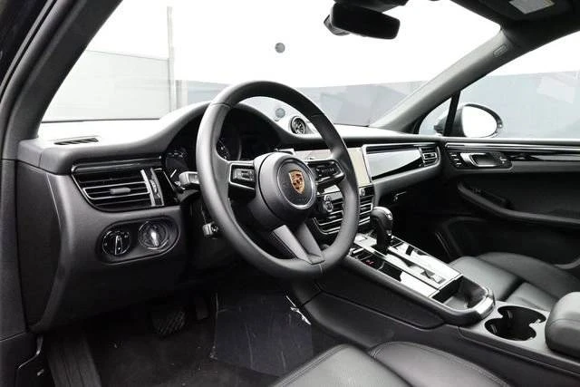 2025 Porsche Macan - Image 4 of 5