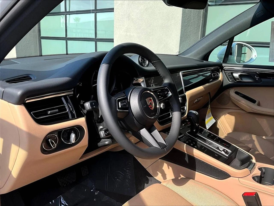 2025 Porsche Macan Electric - Image 4 of 5