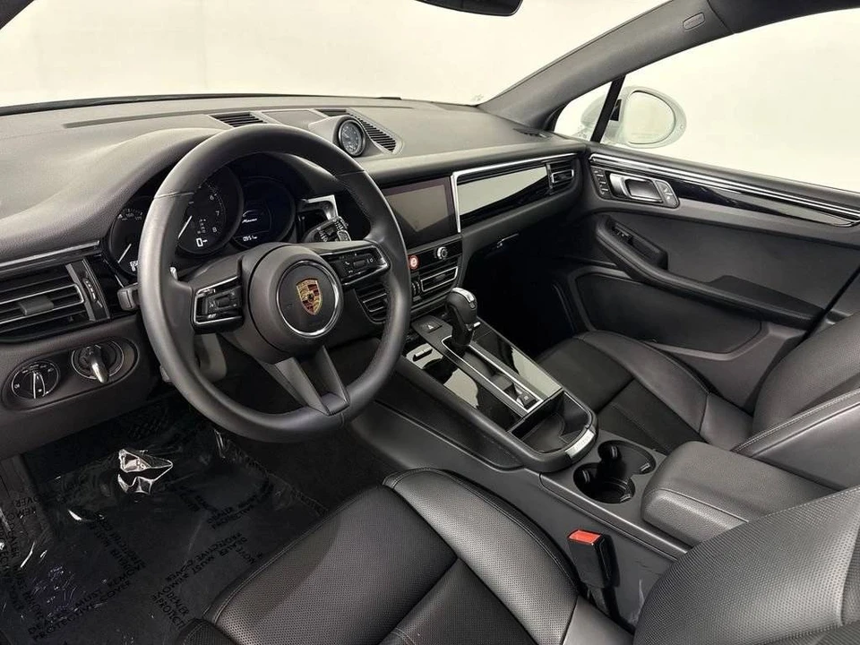 2025 Porsche Macan Electric - Image 4 of 5