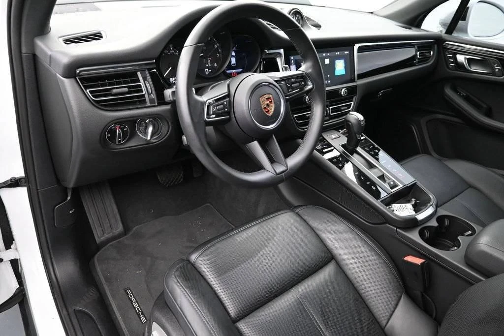 2025 Porsche Macan Electric - Image 4 of 5