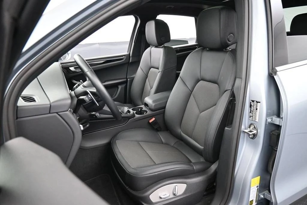 2025 Porsche Macan Electric - Image 5 of 5