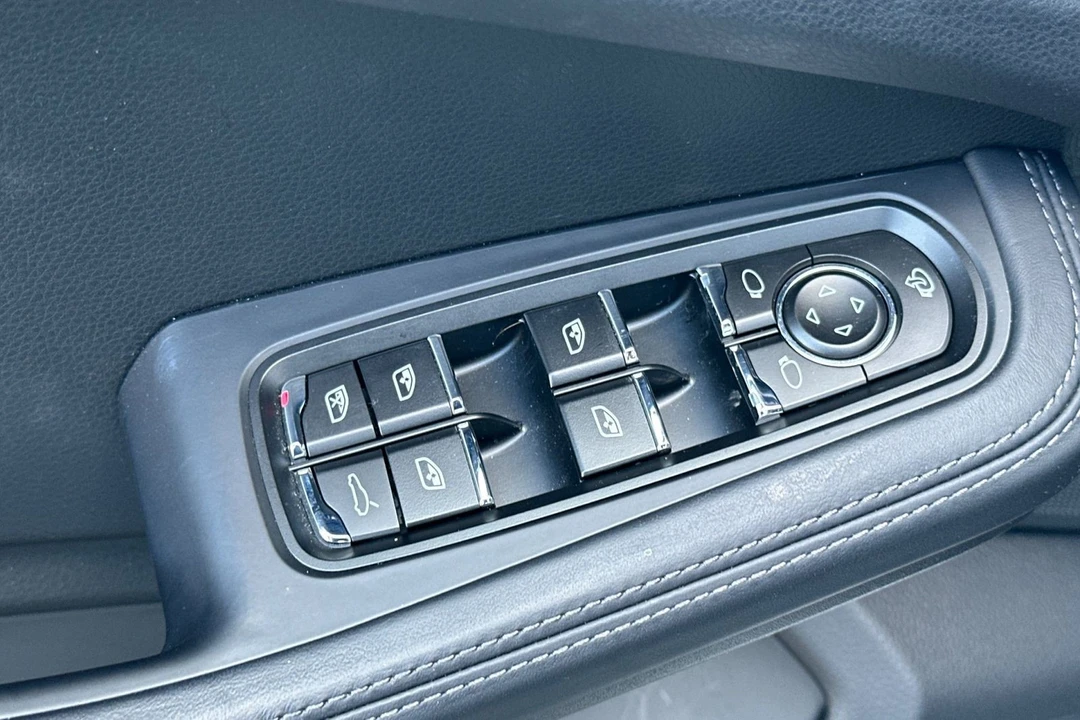 2025 Porsche Macan - Image 13 of 21