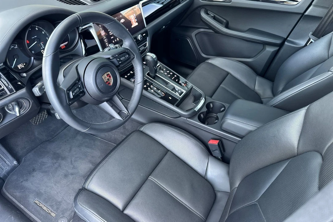 2025 Porsche Macan - Image 4 of 21
