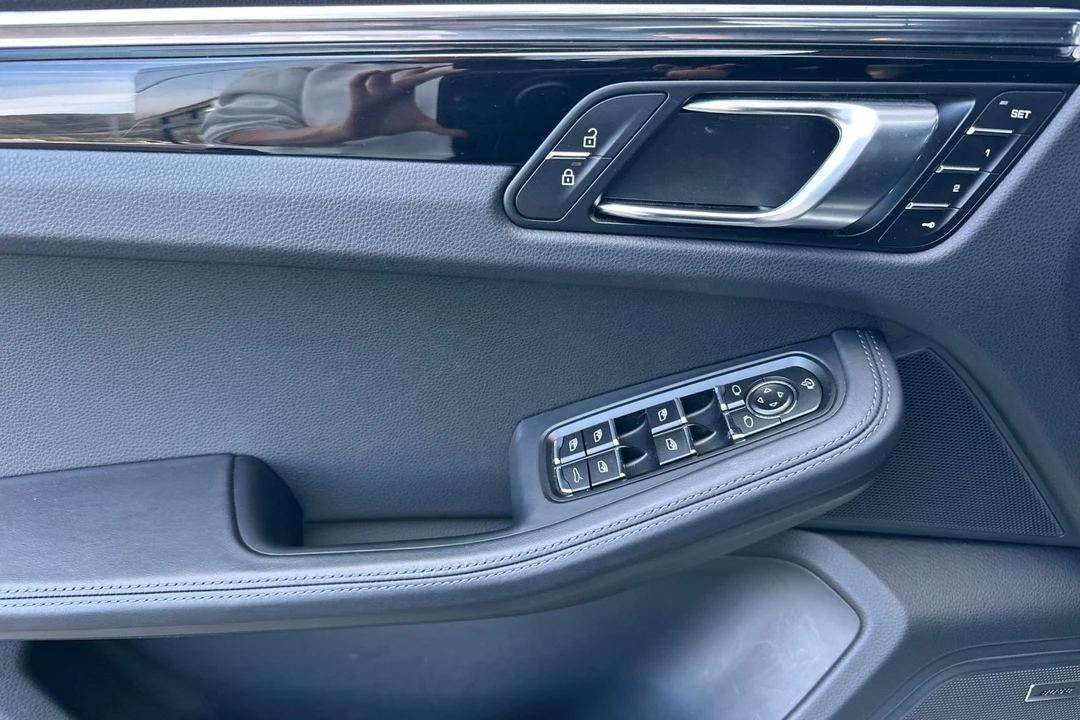 2025 Porsche Macan - Image 12 of 21