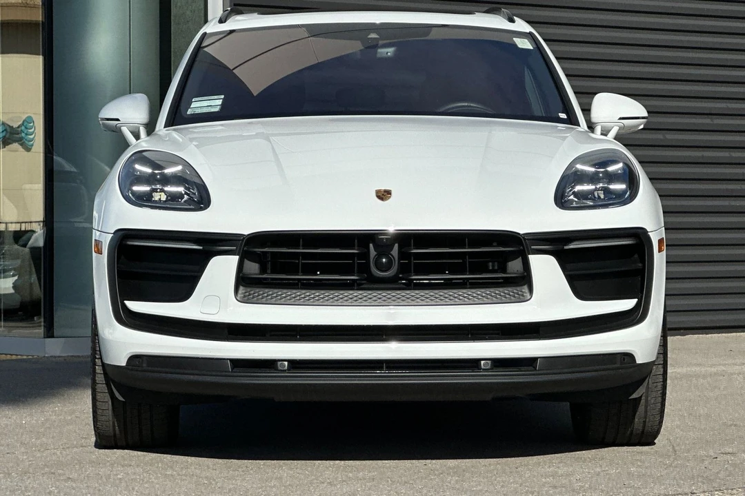 2025 Porsche Macan - Image 11 of 21