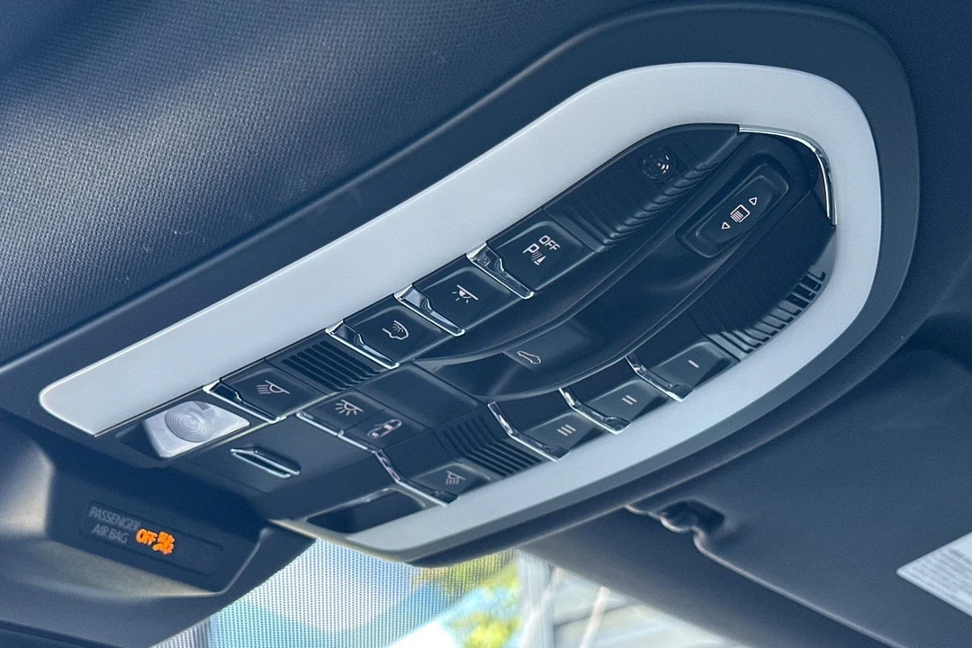 2025 Porsche Macan - Image 21 of 21