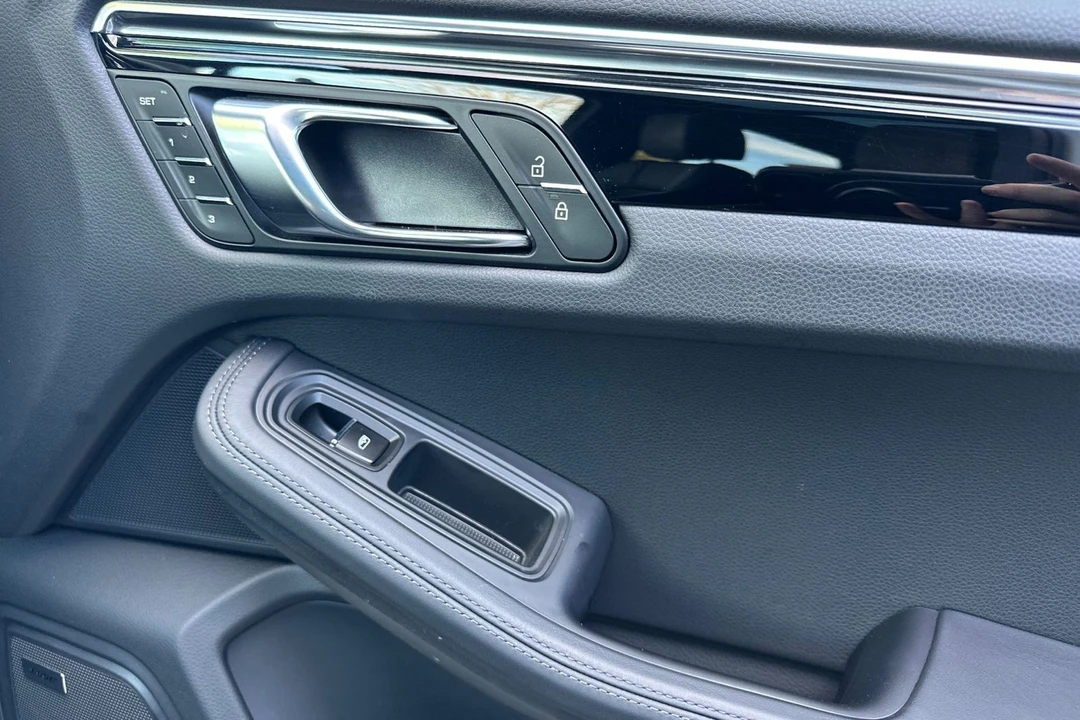 2025 Porsche Macan - Image 20 of 21