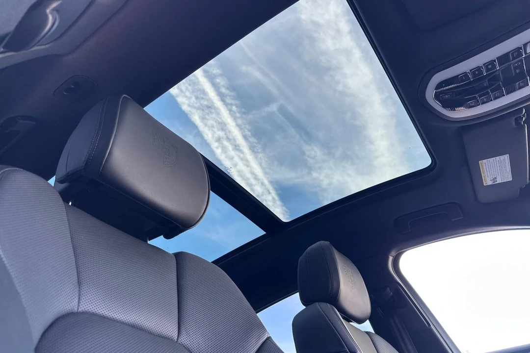2025 Porsche Macan - Image 19 of 21