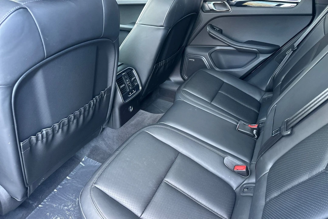 2025 Porsche Macan - Image 15 of 21