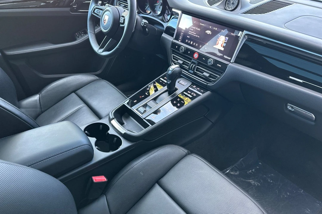 2025 Porsche Macan - Image 18 of 21