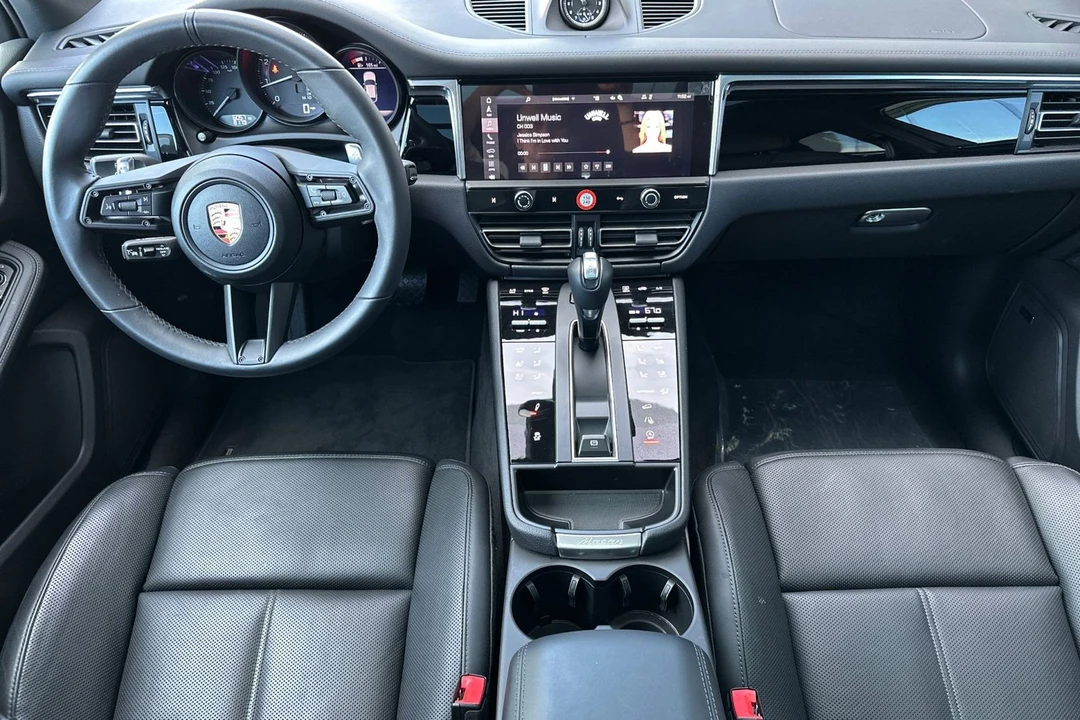 2025 Porsche Macan - Image 6 of 21