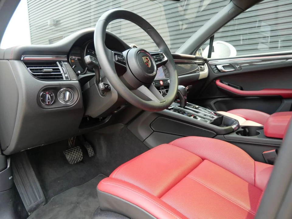 2025 Porsche Macan Electric - Image 4 of 5