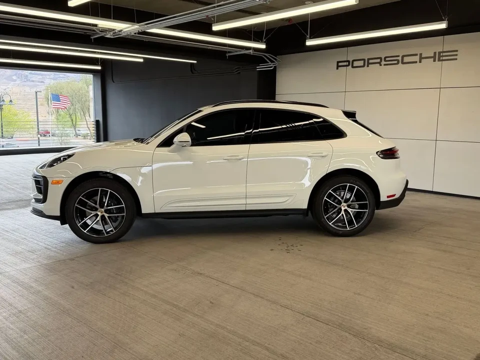 2025 Porsche Macan - Image 16 of 31