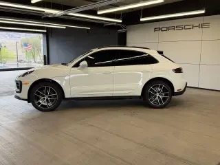 2025 Porsche Macan - Image 13 of 31