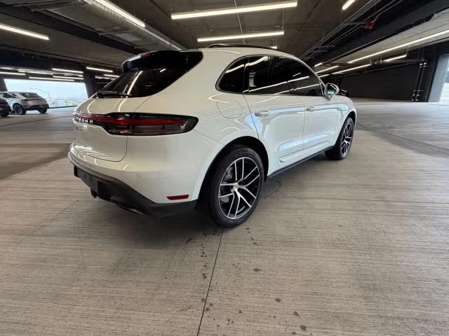 2025 Porsche Macan - Image 26 of 31