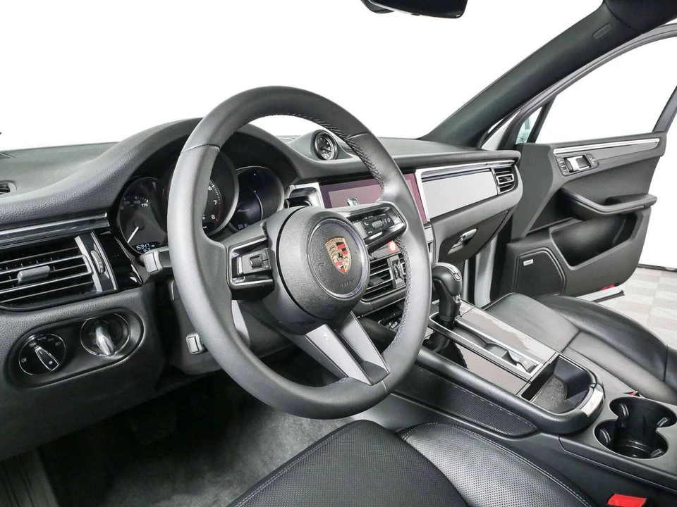 2025 Porsche Macan - Image 4 of 4