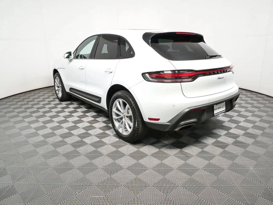 2025 Porsche Macan - Image 3 of 4