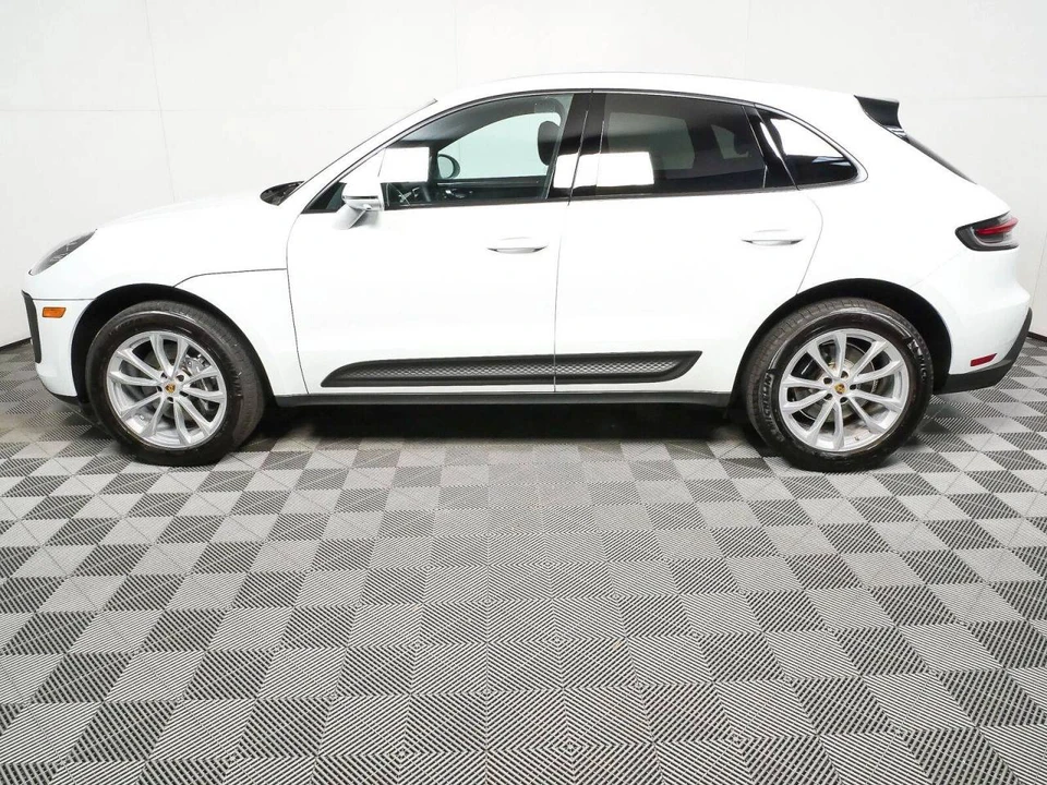 2025 Porsche Macan - Image 2 of 4
