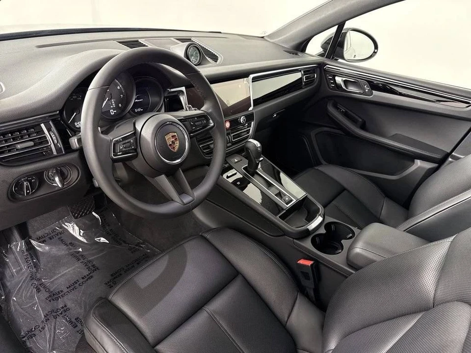 2025 Porsche Macan Electric - Image 4 of 5