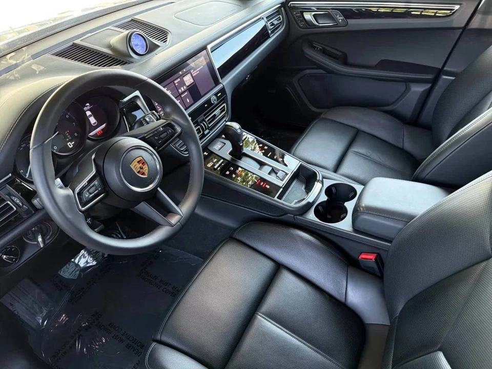 2025 Porsche Macan Electric - Image 4 of 5