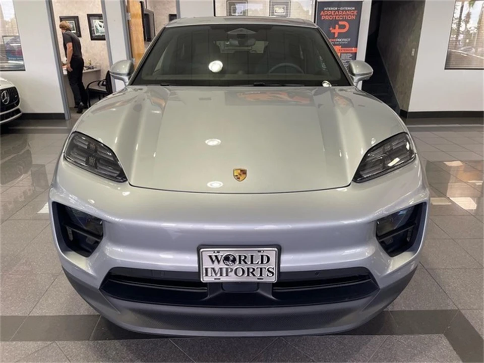 2025 Porsche Macan Electric - Image 9 of 31