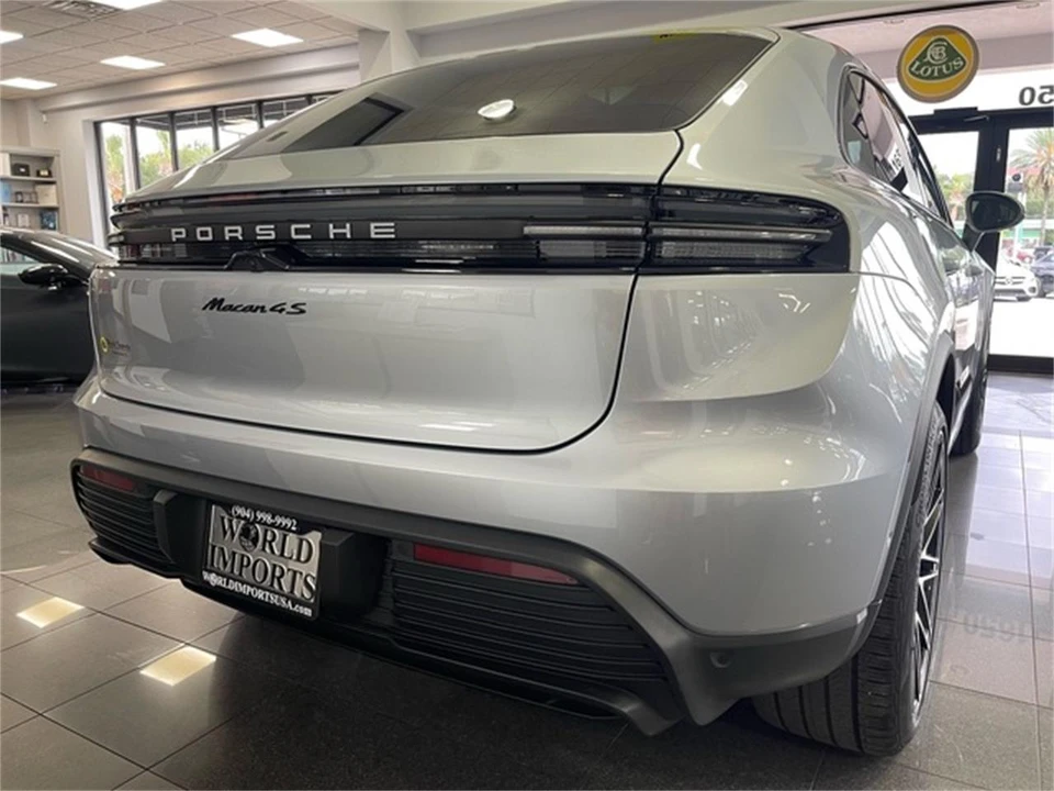 2025 Porsche Macan Electric - Image 17 of 31